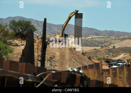 Sustitución del muro fronterizo en Nogales, Arizona, EE.UU., y Nogales, Sonora, México. Foto de stock