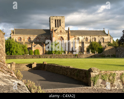 La Colegiata de Santa María en la histórica ciudad de Haddington, East Lothian, Escocia River Tyne atardecer luz John Knox Foto de stock