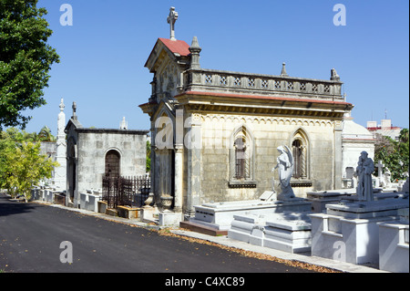 Cripta familiar en el cementerio de Colón (Cementerio de Cristóbal Colón), La Habana, Cuba Foto de stock
