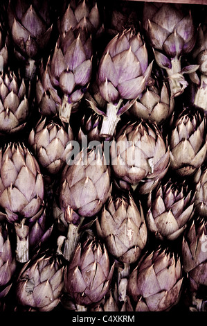 Caja de alcachofas en el mercado callejero en Palermo, Sicilia, Italia Foto de stock
