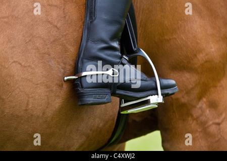 Los caballos son enseñados a responder a la presión de la pierna del jinete. Detalle de pie strirrup, boot & espuela de Rider, el Royal Highland Show, Ingliston, Foto de stock