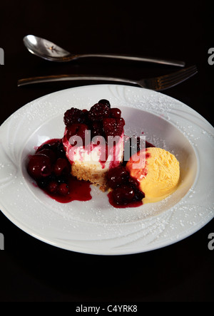 Tarta de queso con frutas de verano helado en la placa blanca. Foto de stock