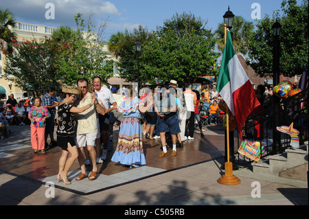 Los residentes de las aldeas en Florida USA bailando en la plaza del pueblo durante el Cinco de Mayo festival Foto de stock