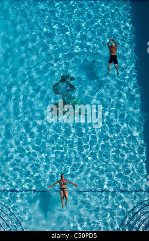 ARIEL VISTA DE LA PISCINA DEL HOTEL EN LA COSTA DEL SOL, ESPAÑA Foto de stock