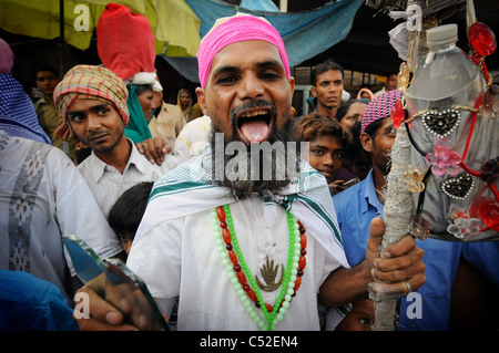 Auto-mortificación prácticas sufíes en la anual "Urs (aniversario de la muerte del santo sufí Moinuddin Chisti en Ajmer, India. Foto de stock