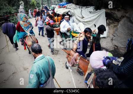Escenas en Gaurikund, el inicio de la caminata hasta el templo hindú en Kedarnath