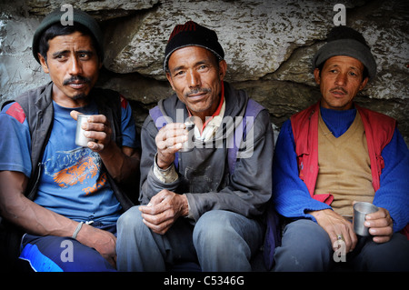 Escenas en Gaurikund, el inicio de la caminata hasta el templo hindú en Kedarnath