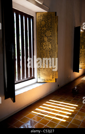 Pintura en la ventana en el Wat Phra Singh, Chiang Mai, Tailandia Foto de stock