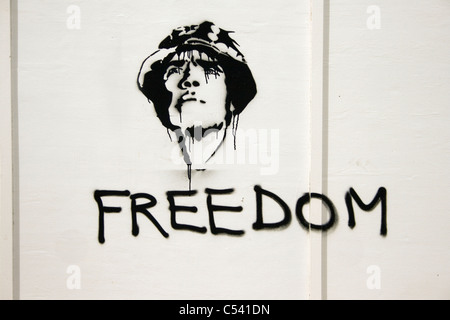 Libertad: spray de Graffiti Galería retrato de activista en favor de la paz Brian Haw en una imagen de estilo Che Guevara Foto de stock