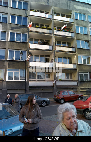 Banderas polacas en los balcones sobre el Día de la independencia, Katowice, Polonia Foto de stock