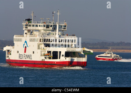 Halcón rojo, rojo, rojo de embudo Ferry, Jet, pasajero, Cowes, Isla de Wight, Inglaterra, Reino Unido Foto de stock