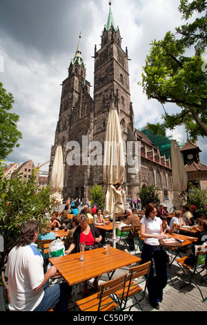 Gewitterwolken Menschen im Biergarten an der Lorenzkirche in der Altstadt gastronomía en el pueblo, la iglesia de St. Lorenz nubes