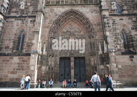Menschen am Portal der Lorenzkirche in der Altstadt gente en la ciudad vieja la iglesia de St. Lorenz
