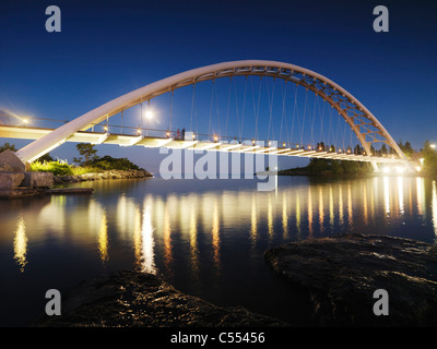 El Humber River puente de arco en Toronto por la noche, también conocido como el Humber Bay Puente de arco o la Pasarela Puente. Toronto, Canadá