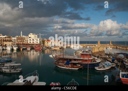 Los barcos y el puerto bajo el arco iris, Kyrenia, Norte de Chipre Girne, Foto de stock