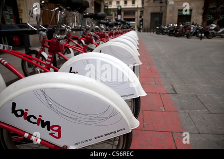 Servicio de alquiler de bicicletas en una calle de Barcelona, Cataluña, España Foto de stock
