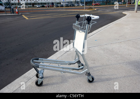 Abandonded único equipaje Equipaje Carro Aeropuerto Dublin Airport en República de Irlanda europa Foto de stock