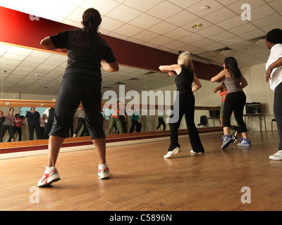 Mujeres jóvenes en ropa deportiva en la clase de fitness Zumba danza  Fotografía de stock - Alamy