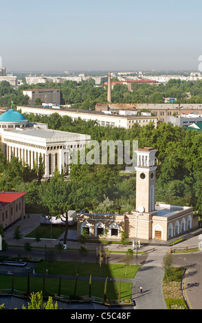 La Torre del Reloj, Kuranti Emir Timur, jardines, Tashkent, Uzbekistán Foto de stock