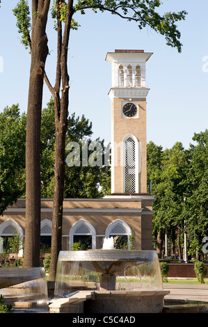 Kuranti torre del reloj, visto desde el jardín público de Tamerlán, Tashkent, Uzbekistán Foto de stock