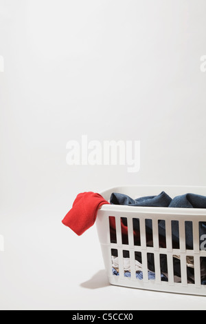 Servicio de lavandería cesta de ropa sucia y con fondo blanco