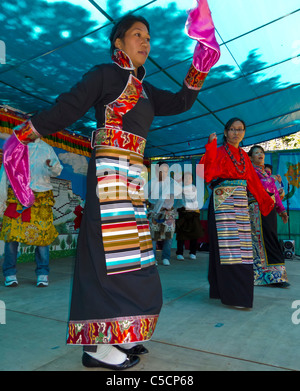 París, Fra-NCE, tibetanos en traje tradicional, bailando en el festival budista, el Dalai Lama, la celebración del cumpleaños,'Kagyu Dzong" Foto de stock
