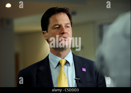 El Viceprimer Ministro Nick Clegg muerde su labio durante una visita al Centro de Empresas Newhaven Foto de stock