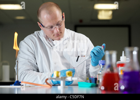 Miércoles, 6 de julio de 2011 técnico de laboratorio usando una pipeta en la Leeds Metropolitan University Bio laboratorios de química.