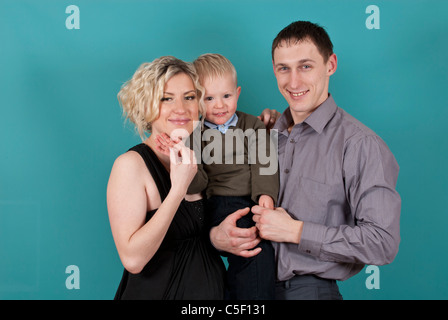 Retrato de una mujer embarazada feliz con su hombre sosteniendo a su hijo Foto de stock