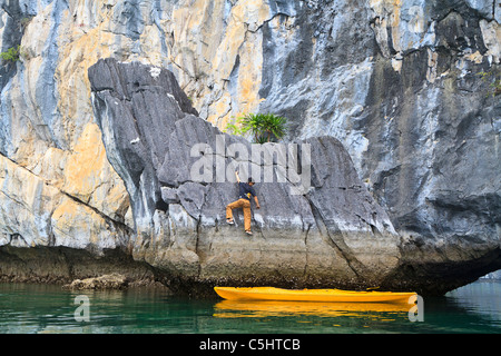 Joven trepa rocas calizas vistiendo flip flop sandalias de goma. Viajó a la  roca a través de kayak Fotografía de stock - Alamy