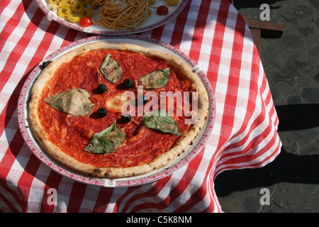 Mostrar tabla de pizza en el restaurante exterior en Roma Italia Foto de stock