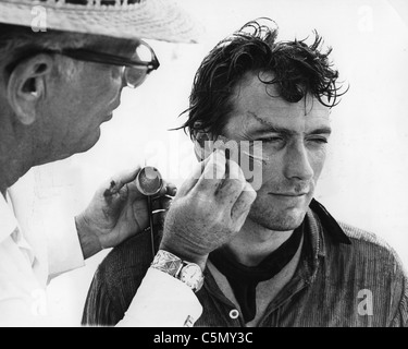 CLINT Eastwood en el maquillaje para la película de 1968 'Hang 'Em High". Foto J Barry Herron Foto de stock
