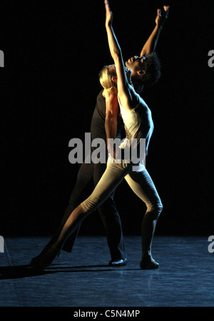 El bailarín cubano Carlos Acosta, actuando en el London Coliseum. Foto de stock