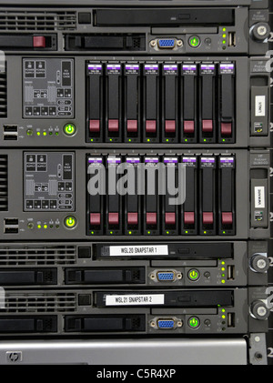 HP Proliant y servidores Dell atormentados en una sala de servidores informáticos armarios