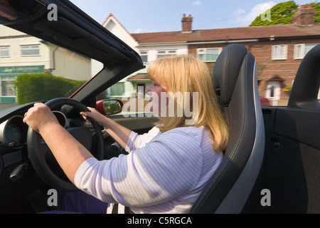 Mujer conduciendo un convertible, open top, Mercedes coche deportivo