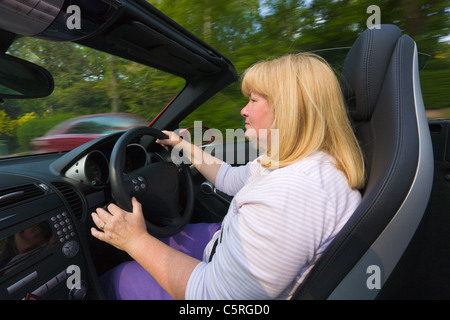 Mujer conduciendo un convertible, open top, Mercedes coche deportivo