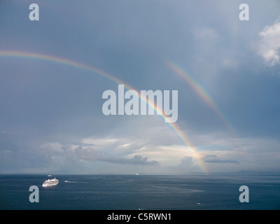 El sur de Italia, en la costa de Amalfi, Piano di Sorrento, vista de la hermosa arcoiris con el buque en la mar al amanecer Foto de stock