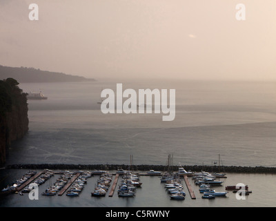 El sur de Italia, en la costa de Amalfi, Piano di Sorrento, vista del puerto al amanecer Foto de stock