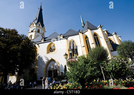 Alemania, Renania-Palatinado, Bad Neuenahr Ahrweiler, St. Laurentius iglesia, ángulo de visión baja Foto de stock
