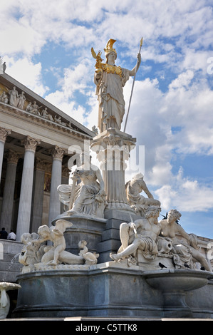 Pallas Athena fuente en frente de la casa del parlamento en Ring Road, Viena, Austria, Europa, junio de 2011 Foto de stock