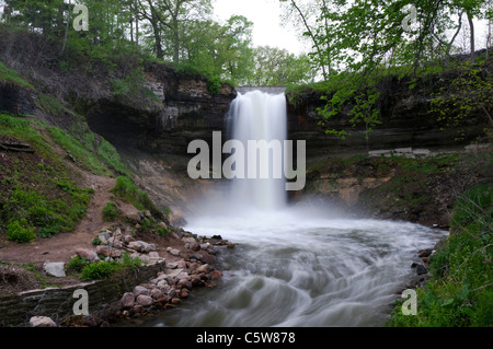 Aguas caudalosas de minnehaha Creek en minnehaha falls en Minneapolis, Minnesota, Foto de stock