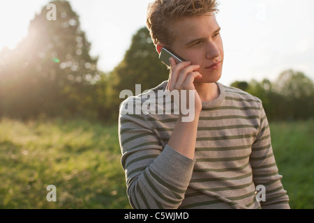 Alemania, Berlín, Adolescente a través de teléfono móvil