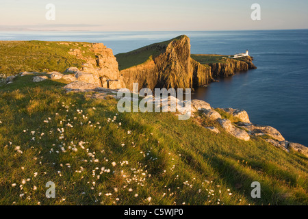 Neist Point y faro de luz del atardecer, la Isla de Skye, Escocia, Gran Bretaña. Foto de stock