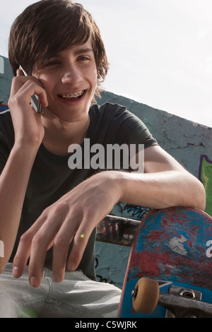 Alemania, Berlín, Adolescente a través de teléfono móvil