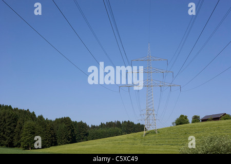 Alemania, Baviera, postes de electricidad en paisaje