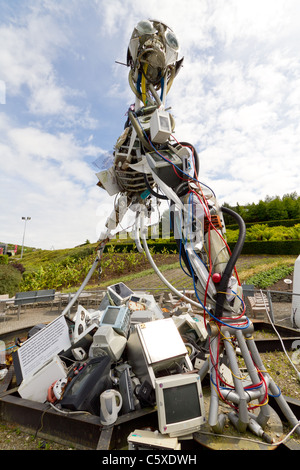 Escultura gigante hecha de todos los residuos de aparatos eléctricos y electrónicos Foto de stock