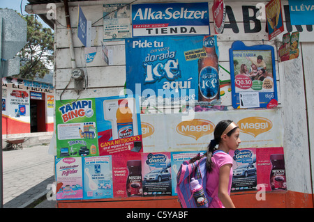 Carteles publicitarios en una calle en Panajachel, Guatemala