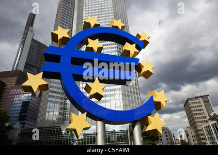 Un símbolo de moneda de Euro gigante se encuentra fuera de la sede del Banco Central Europeo, de 14 de julio de 2011 en Frankfurt, Alemania. Foto de stock