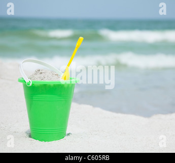 Ee.Uu., Florida, St. Pete Beach, cubo y pala en la playa
