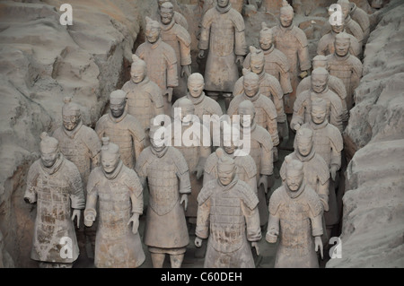 Una matriz de chinos guerreros de terracota de Xi'an tumba Foto de stock